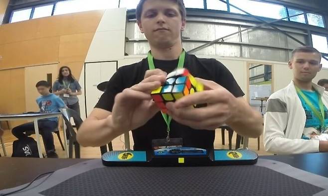 사람의 뇌가 정보를 처리하는 속도는 초당 10비트라는 연구 결과가 나왔다. 한때 세계 기록을 보유했던 오스트레일리아의 펠릭스 젬덱스가 루빅스 큐브를 맞추고 있는 모습. 유튜브 갈무리