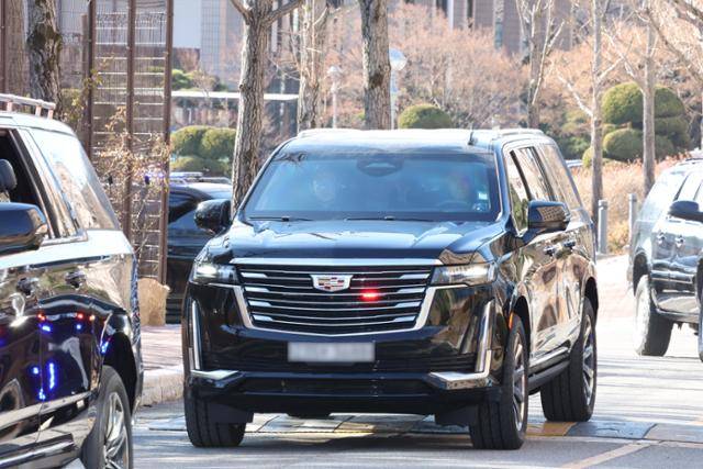 윤석열 대통령이 체포된 15일 오전 윤 대통령이 탑승한 대통령경호처 차량이 경기 과천시 정부과천청사 고위공직자범죄수사처로 들어서고 있다. 왕태석 선임기자