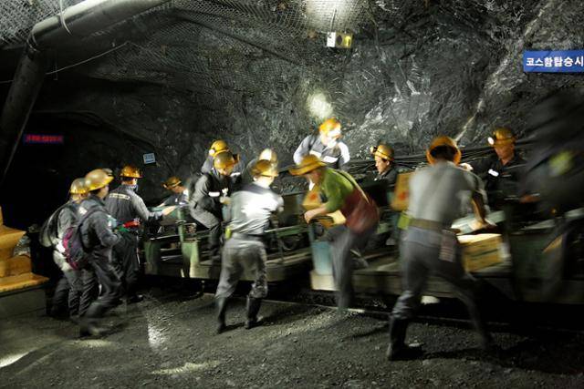 지난 2015년 1월 태백 장성광업소 광부들이 채탄작업에 나서기 위해 인차를 타고 있다. 장성광업소는 1일 광업권이 소멸돼 87년 만에 문을 닫았다. 석탄시대를 마감한 태백시는 청정 메탄올을 비롯한 전략산업을 추진한다. 박병문 사진작가 제공