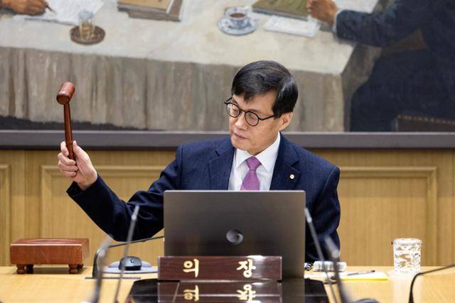 한국은행 금융통화위원회가 기준금리 3.0% 동결을 결정한 16일 오전 서울 중구 한은 회의실에서 이창용 한은 총재가 의사봉을 두드리고 있다. 사진공동취재단