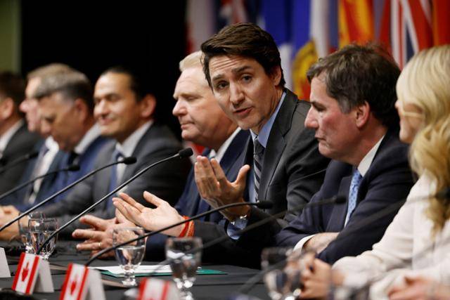 캐나다 온타리오주 오타와에서 15일 쥐스탱 트뤼도 캐나다 총리가 도널드 트럼프 미국 대통령 당선자가 언급한 '캐나다 상품 25% 관세 부과' 문제 등에 대해 정부 각료 및 주 총리들과의 대책회의를 마친 후 기자회견을 하고 있다. 오타와=로이터 연합뉴스