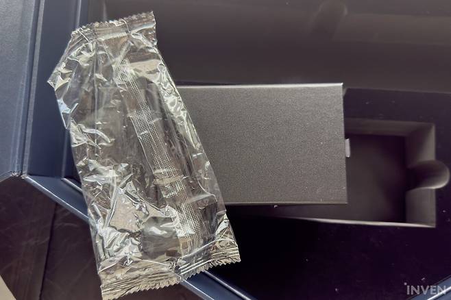 ▲ 그리고 이런 봉투랑 박스가 하나 더 남았는데...