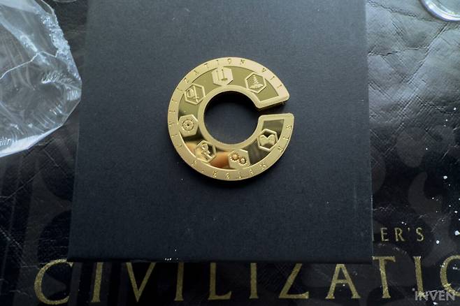 ▲ 박스까지 제거하니 더 반짝이는 문명7의 로고였습니다