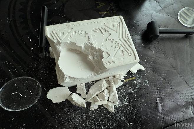 ▲ 그리고 석고? 가루에 🐶판이 된 호텔
(남은 가루는 기자가 맛있게 먹어, 아니 깨끗하게 정리했습니다