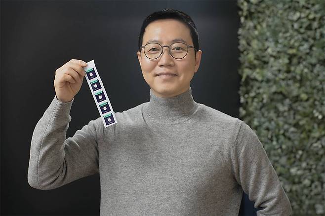 이진환 대표가 프레시키퍼 제품 라벨을 직접 소개하는 중이다 / 출처=IT동아