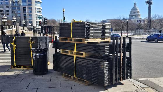 도널드 트럼프 미국 대통령 당선인의 취임식이 열리는 워싱턴 DC 의사당 주변에 설치하기 위한 철제 보호펜스가 14일(현지시간) 겹겹이 쌓여 있다. 워싱턴=김형구 특파원