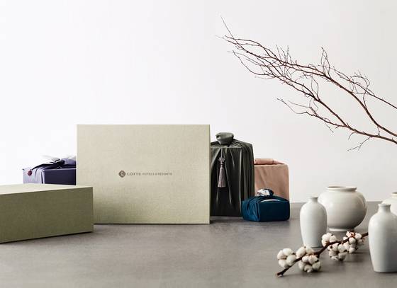 롯데호텔앤리조트가 횡선한우와 법성포굴비, 엘솜의 추천 와인 등으로 구성한 ‘2025 설 선물세트’를 선보인다. 사진 롯데호텔앤리조트