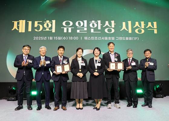 지난 15일 서울 중구 웨스틴 조선 서울에서 제15회 유일한상 시상식이 열렸다. 왼쪽부터 김우주 고려대 감염내과 교수, 조욱제 유한양행 사장, 김석태·엄계숙 부부(수상자), 윤정희·김상훈 부부(수상자), 김중수 유한재단 이사장, 이광명 유한학원 이사. 사진 유한양행