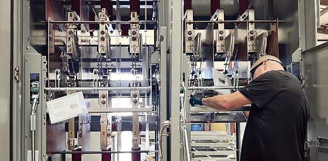 < ‘AI 호재’ 전력기기 생산 늘리는 LS일렉트릭 > 지난 13일 미국 유타주 시더시티에 있는 LS일렉트릭 자회사 MCM엔지니어링Ⅱ 공장에서 엔지니어가 배전반을 조립하고 있다. 배전반은 발전소에서 들어온 전기를 최종 사용처에 배분하는 장치다. MCM엔지니어링은 밀려드는 수요에 대응하기 위해 생산능력을 두 배로 끌어올렸다.   /시더시티=박의명 기자