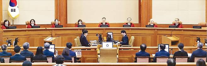 헌재 8인체제로 심리 16일 서울 재동 헌법재판소 대심판정에서 열린 ‘윤석열 대통령 탄핵심판’ 2차 변론기일에 헌법재판관 8명이 착석해 국회 측과 윤 대통령 측의 변론을 듣고 있다.   김범준 기자