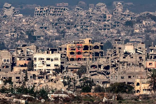 13일(현지시간) 이스라엘 북부에서 바라본 가자지구 북부 지역이 전쟁으로 폐허로 변해 있다. AFP연합뉴스