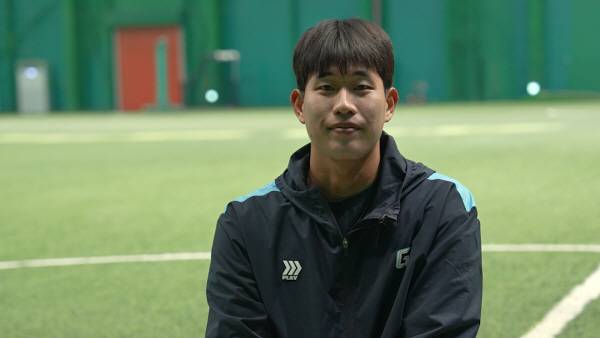 취재진의 질문에 답하고 있는 박건우 선수. 유명지인턴