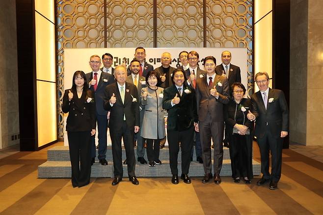 (Front row, from left) Table tennis player Shin Yu-bin, Chairman of Poongsan Group and Federation of Korean Industries Ryu Jin, CICI President Choi Jung-wha, Chef Edward Lee, fencer Oh Sang-wook, Edward Lee’s mother Lee Soon-ja, Cs CEO Didier Beltoise, (Back row, from left) British Ambassador Colin Crooks, Pernod Ricard Korea CEO Franz Horton, UAE Ambassador Abdulla Saif Al Nuaimi, Singaporean Ambassador Eric Teo, Artistic Director of PMC Production Song Seung-whan, Japanese Ambassador Koichi Mizushima, French Ambassador Philippe Lefort, Lebanese Ambassador Antoine Azzam pose for a photo at the Korea Image Awards ceremony held at InterContinental Seoul Parnas on Wednesday. (CICI)