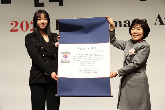 Table tennis player Shin Yu-bin, left, receives an award from President of Corea Image Communication Institute Choi Jung-hwa, at the Korea Image Awards on Wednesday at Grand InterContinental Seoul Parnas in Gangnam District, southern Seoul. [COREA IMAGE COMMUNICATION INSTITUTE]