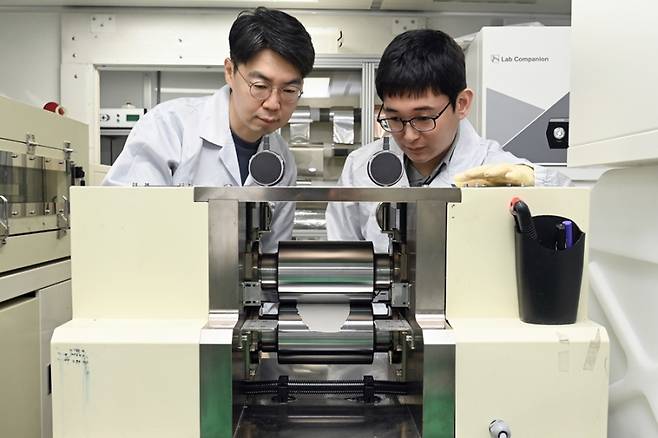 전고체 이차전지용 초박막 고체전해질막을 개발한 ETRI 연구진. ETRI&nbsp;