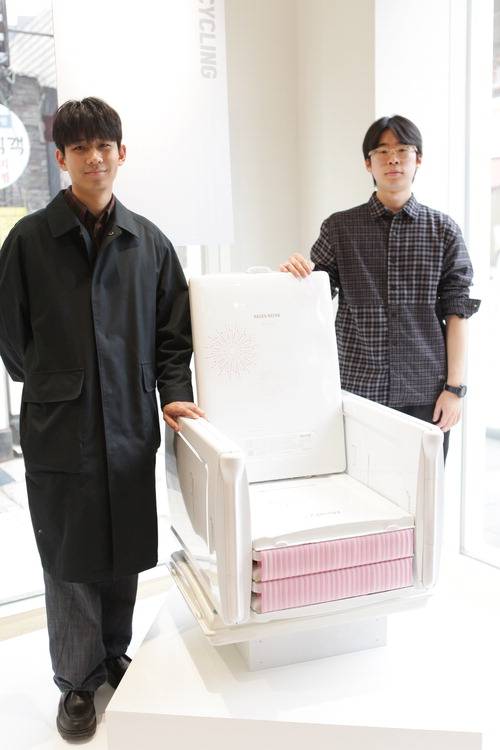 대상을 수상한 국민대 금속공예학과 이한휘·정일찬 씨(왼쪽부터)가 폐보일러로 만든 의자를 소개하고 있다.  경동나비엔