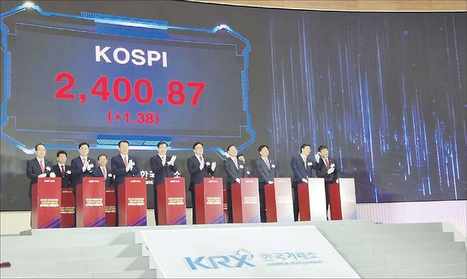 2025년 주식 투자는 어느 때보다 옥석 가리기와 함께 정교한 투자 전략이 요구된다. 사진은 지난 1월 2일 한국거래소 여의도 서울 사옥에서 열린 ‘2025년 증권·파생상품시장 개장식’이 진행되는 모습. (연합뉴스)