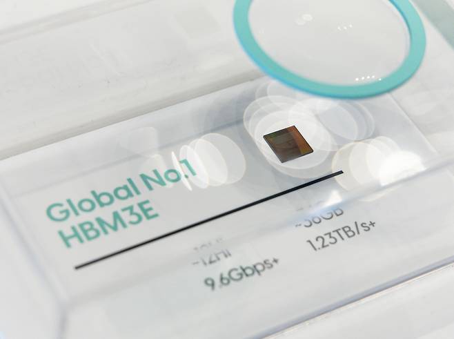 2024년 11월4일 서울 강남구 코엑스에서 열린 SK AI SUMMIT 2024에 SK하이닉스의 고대역폭메모리 ‘HBM3E’가 전시돼 있다./사진=뉴스1
