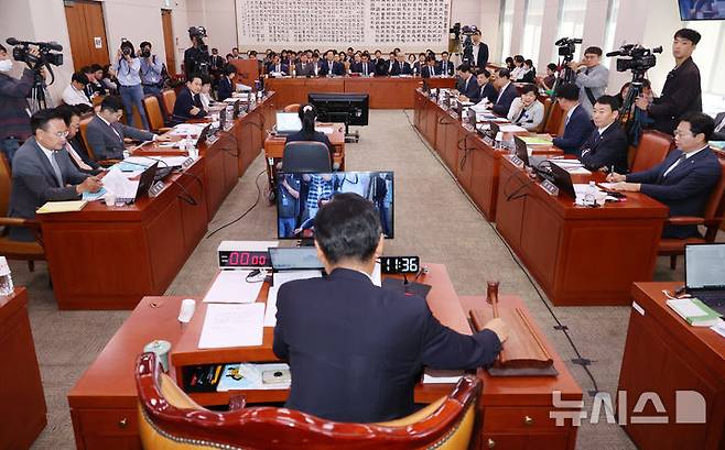 자난해 11월23일 오전 서울 여의도 국회에서 열린 법제사법위원회 전체회의에서 정청래 위원장이 검찰청법 일부개정법률안, 이른바 '법 왜곡죄'(형법 개정안) 법안 등 안건을 법안심사제1소위로 회부하며 의사봉을 두드리고 있다. /사진=뉴시스