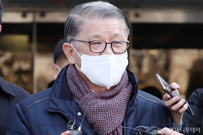 최신원 전 SK네트웍스 회장이 2021년 2월17일 서울중앙지법에서 열린 구속 전 피의자 심문(영장실질심사)를 마친 뒤 법정을 나서고 있다./사진=김휘선 기자