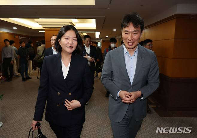 이복현 금융감독원장과 최수연 네이버 대표이사가 지난해 4월3일 서울 금융감독원에서 열린 '디지털 기술을 활용한 금융 감독 업무 혁신 등을 위한 금융감독원-네이버 업무협약식'을 마친 뒤 대화를 하고 있다. /사진=뉴시스