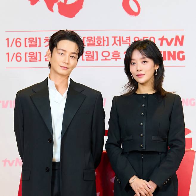 드라마 '원경'에 출연하는 배우 이현욱(왼쪽)과 차주영. /사진제공=CJENM