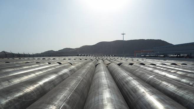 SeAH Steel UAE 공장 야적장에 보관중인 API 송유관. /사진=세아제강지주