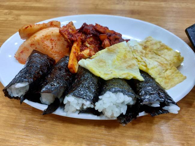 섞박지와 함께 내는 부산 ‘팔미분식’의 김밥.