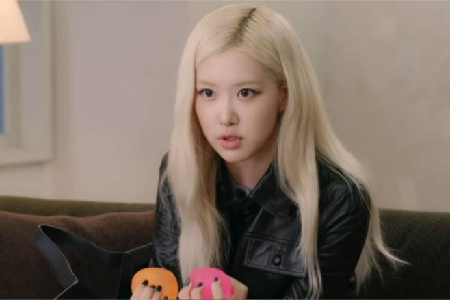 신한카드는 올해의 소비 트렌드 중 하나로 일상속 정서적 안정감을 추구하는 대상을 찾는 현상이 두드러지고 있다며 ‘다정력’을 꼽았다. 가수 로제가 스트레스를 받을 때마다 스트레스볼·릴렉싱볼로 불리는 ‘스퀴시 볼’로 긴장을 푼다고 소개하고 있다. [유튜브 보그코리아 갈무리]