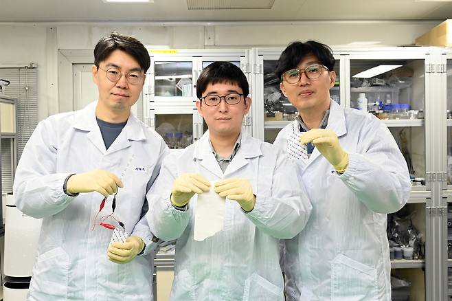 전고체 이차전지용 초박막 고체전해질막을 개발한 ETRI 연구진. 신동욱(왼쪽부터) 박사, 윤석윤 과학기술연합대학원대학교(UST) 석박통합과정생, 박영삼 박사.[ETRI 제공]