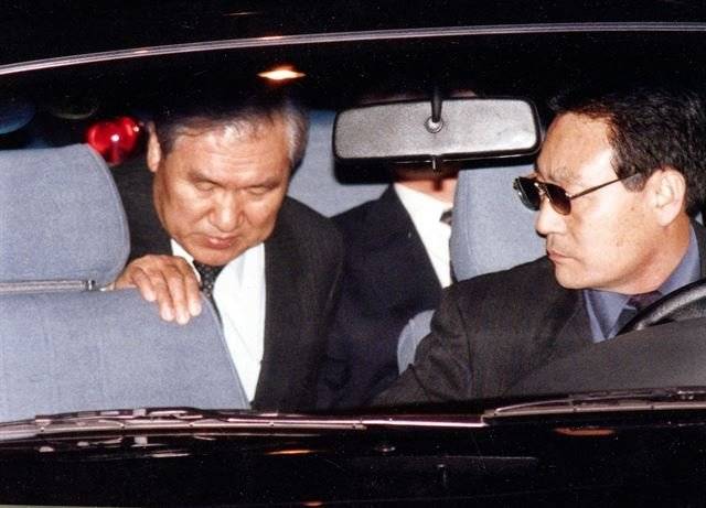 노태우 전 대통령이 1995년 11월 16일 저녁 대검청사를 나서 구치소행 승용차에 타고 있다. [온라인 커뮤니티]