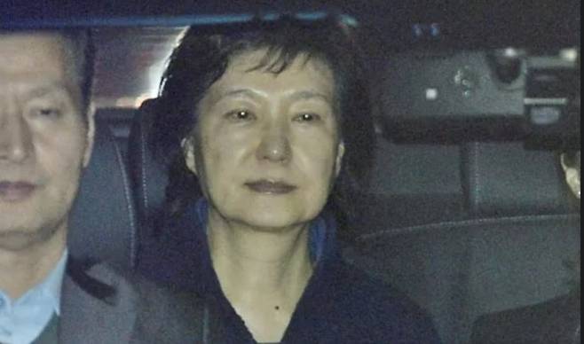 박근혜 전 대통령이 2017년 3월 31일 새벽 서울구치소에 수감되기 위해 승용차를 타고 이동하고 있다. [온라인 커뮤니티]