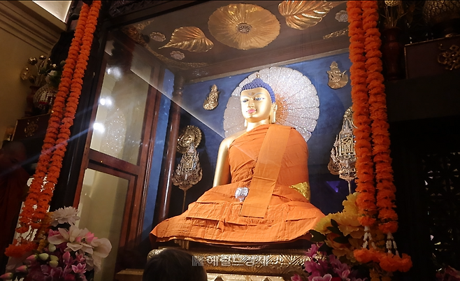 마하보디 대사원 1층 내부 석가모니불