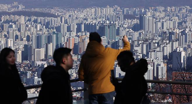 서울 남산에서 바라본 시내 아파트 단지 밀집지역의 모습 [연합]