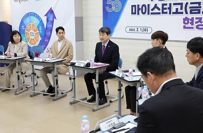 [서울=뉴시스] 김금보 기자 = 이주호 사회부총리 겸 교육부 장관이 지난 2023년 2월1일 오후 경북 구미 금오공업고등학교에서 산업수요맞춤형고(마이스터고) 간담회를 하고 있는 모습  (사진=교육부 제공) 2023.02.01. photo@newsis.com *재판매 및 DB 금지