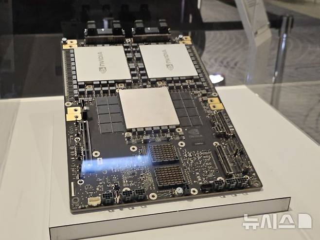 [라스베이거스=뉴시스]이인준 기자 = 엔비디아 차세대 AI(인공지능) 슈퍼칩 GB200. ijoinon@newsis.com