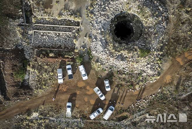 [스틸폰테인=AP/뉴시스] 지난 해 11월13일 남아프리카공화국 스틸폰테인의 폐광 갱도 근처에 경찰이 모여 있다. 현지 경찰은 지난달부터 불법 광산을 단속하면서 최대 4천 명이 있을 것으로 추정되는 스틸폰테인 광산을 봉쇄하고 음식 등 보급품을 차단했다. 경찰은 1월 15일 일부 시신과 생존자를 구조하는 작업을 조기 종결했다. 2025. 01. 16.