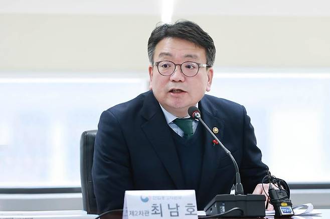 [서울=뉴시스] 최남호 산업통상자원부 2차관이 10일 서울 종로구 석탄회관에서 열린 석탄발전 전환 협의체 회의에 참석해 인사말을 하고 있다. (사진=산업통상자원부 제공) 2024.12.10. photo@newsis.com *재판매 및 DB 금지