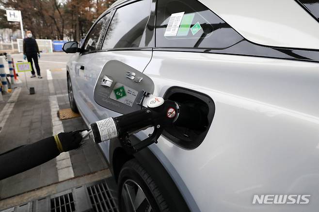 [서울=뉴시스] 수소 승용차 충전. 2023.03.07. livertrent@newsis.com