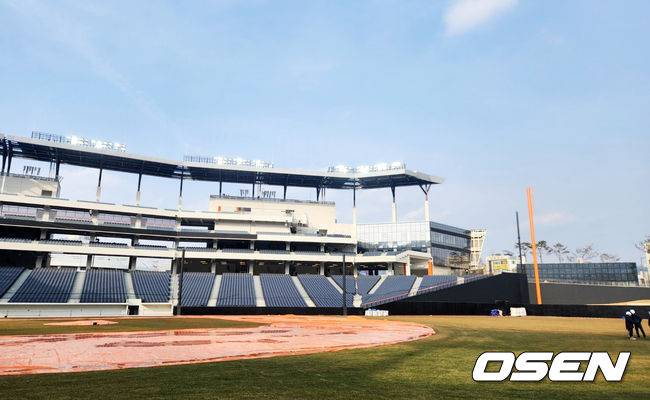 [OSEN=이상학 기자] 대전 새 야구장이 공정률 95%로 3월 개장을 앞두고 있다. 우측 외야에서 바라본 3루측 관중석. /waw@osen.co.kr