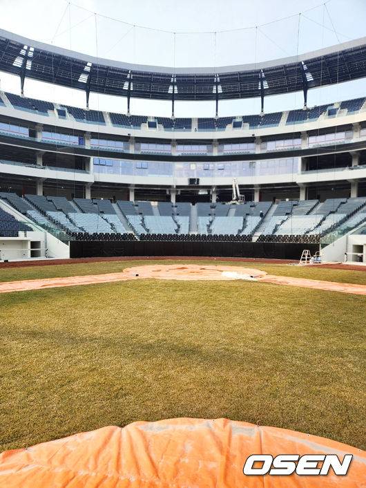 [OSEN=이상학 기자] 대전 새 야구장이 공정률 95%로 3월 개장을 앞두고 있다. 마운드에서 바라본 포수 뒤 백네트가 짧게 느껴진다. /waw@osen.co.kr