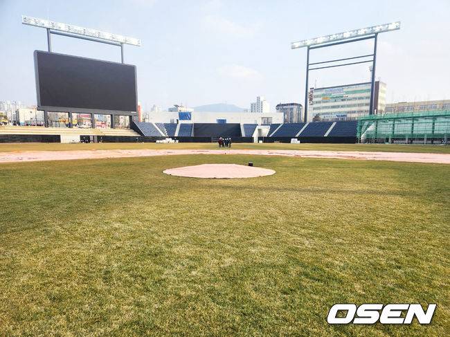 [OSEN=이상학 기자] 대전 새 야구장이 공정률 95%로 3월 개장을 앞두고 있다. 홈플레이트에서 바라본 야구장 외야 너머에 식장산이 보인다. /waw@osen.co.kr