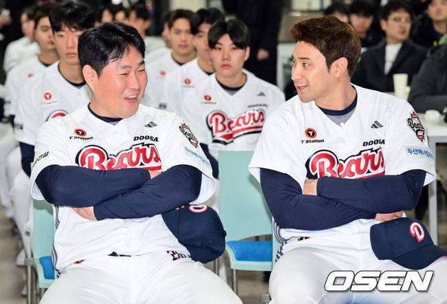 [OSEN=잠실, 조은정 기자]두산 베어스가 15일 서울 송파구 잠실야구장에서 43주년 창단기념식 겸 시무식을 가졌다.행사에는 고영섭 신임 대표이사를 비롯해 김태룡 단장, 이승엽 감독 및 주장 양의지를 비롯한 선수단 85명이 참석했다.두산 양의지, 강승호가 대화를 나누고 있다. 2025.01.15 /cej@osen.co.kr