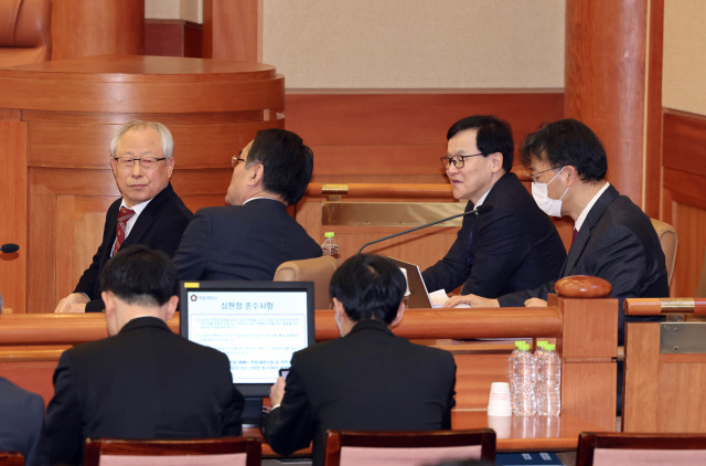 ▲윤석열 대통령 측 변호인단이 1월 16일 서울 종로구 헌법재판소에서 열린 윤석열 대통령 탄핵심판 사건 2차 변론기일에 출석해 있다. 왼쪽부터 조대현 전 헌법재판관, 배보윤 변호사, 배진한 변호사, 차기환 변호사. ⓒ연합뉴스
