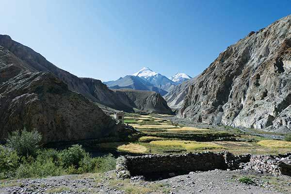 멀리 보이는 아름다운 설산 캉야체2를 보며 걸었다.