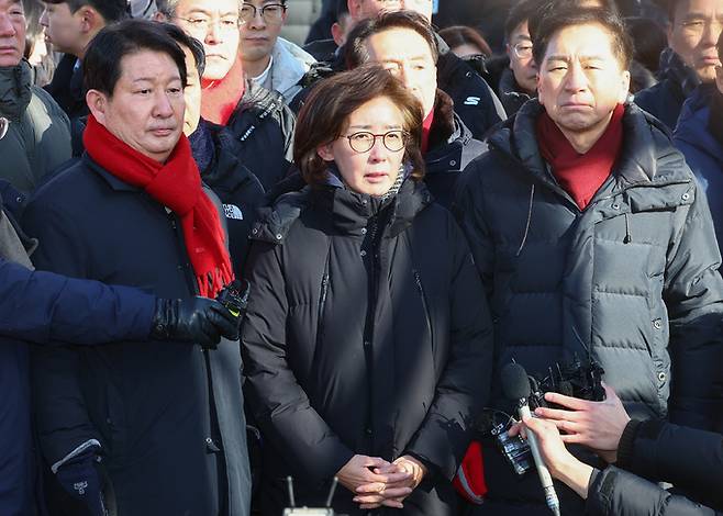 고위공직자범죄수사처(공수처)와 경찰이 윤석열 대통령에 대한 2차 체포영장 집행에 나선 15일 서울 용산구 한남동 대통령 관저 입구에서 국민의힘 나경원 의원이 발언하고 있다. 연합뉴스