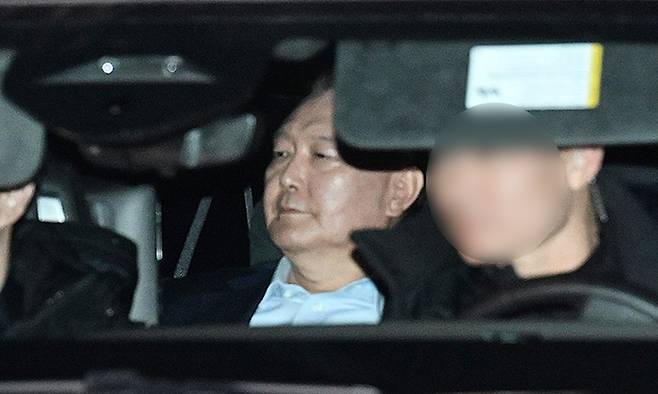 지난 15일 윤석열 대통령이 경기 과천 고위공직자범죄수사처(공수처)에서 조사를 마치고 차량으로 서울구치소로 이동하고 있다. 공동취재사진