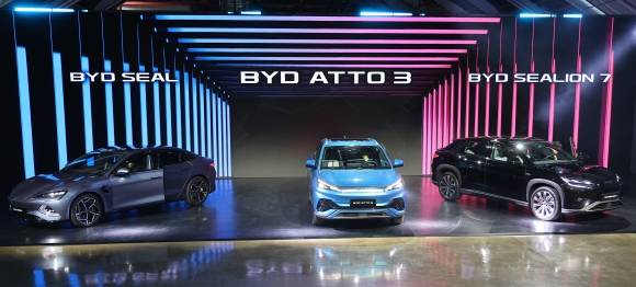 BYD 전기차 국내 공식 출시 - 16일 오전 인천 중구 상상플랫폼에서 열린 ‘중국 BYD 승용 브랜드 런칭 미디어 쇼케이스’에서 전기차 아토 3 등 차량이 공개되고 있다.  연합뉴스