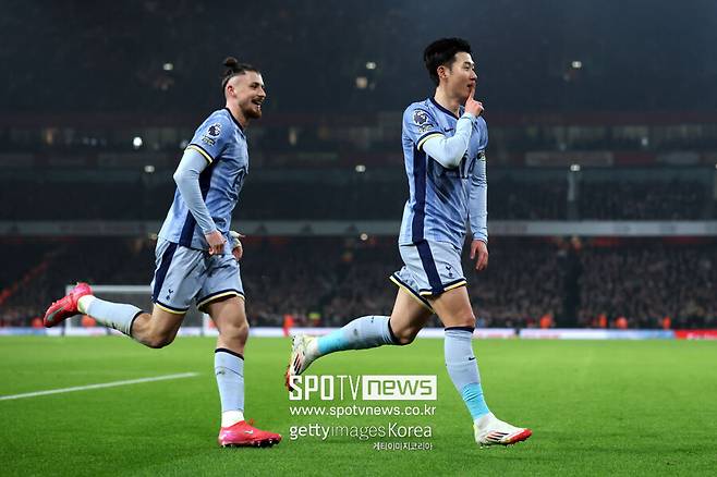 ▲ 토트넘은 아스널과 북런던 더비에서 손흥민의 선제골로 앞서갔다. 전반 25분 절묘한 오른발 논스톱 슈팅으로 골을 뽑아낸 손흥민으로 기선을 잡았으나 곧바로 아스널에 연속 실점하면서 무너졌다. 토트넘에서 골을 넣을 줄 아는 유일한 공격수가 손흥민인데 후반에 이른 교체로 따라붙지 못했다.&nbsp;