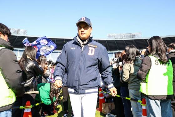 이승엽(가운데) 두산 베어스 감독. /사진=두산 베어스 제공